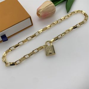 Bijoux de créateurs classiques Chaînes de cou de lettre de mode dorée pour femmes Ornements Cadeau Collier de serrure de fête de mariage Bijoux Colliers