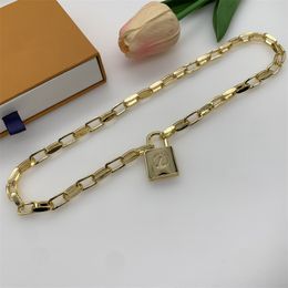 Collier de bijoux de créateur classique Chaînes de cou de lettre de mode dorée pour femmes Ornements Cadeau Collier de serrure de fête de mariage Bijoux Colliers