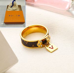 Anillo de letra de diseño clásico nuevo paquete de caja de joyero de lujo de 18 km anillo de boda de amor de oro