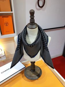 Bufanda de seda estampada de diseñador clásico bufanda elegante bufanda de seda de doble cara al aire libre del mismo color, artesanía de primera categoría y gran valor