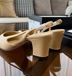 Sandalias de diseño clásico Zapatos de vestir de boda para mujer de alta calidad Tacones gruesos de verano Diapositivas de cabeza redonda 100% Plataforma de cuero profesional de gran tamaño 552