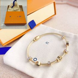 Classic Designer Style Bangle Women Luxury Brand Logo Bange Box Box Packaging Gift High Quality Gift Design Simple New Gifts Bracelet