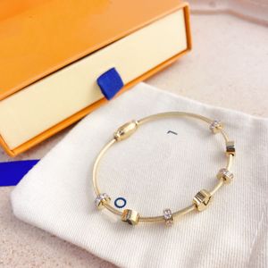 Bracelet de style design classique pour femme avec logo de marque de luxe, emballage de boîte de haute qualité, bracelet cadeau au design minimaliste