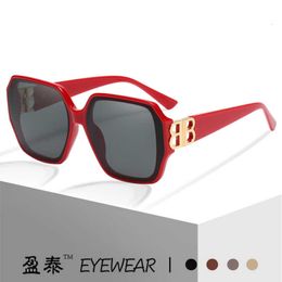 Gafas de sol de diseñador clásicas Gafas Goggle Gafas de sol de playa al aire libre para hombre Mujer nuevo BUBBE Familia Marco grande Red de mujer Red Street Trend Versatile Square