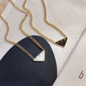 Klassieke Designer Triangle Hangdoek Ketting Zwart Witte Luxe Stijl Charme Vrouwen Ketting Spring Girl Familie Love Birthday Gift ketting Roestvrij staal lange ketting