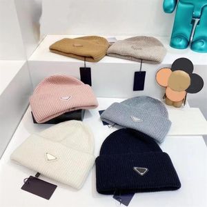 Classic Designer Winter Beanie Lettres de mode Imprimer Casquettes tricotées pour hommes Femmes Chapeaux de laine avec motif triangle inversé 4 Season217Q