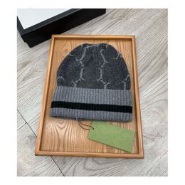 Diseñador clásico Gorro de invierno Hombres y mujeres Diseño de moda Gorros de punto Gorro de lana de otoño Letra Jacquard Unisex Gorro de calavera cálido Gorros Bonnet Muts Berretto