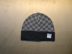 Diseñador clásico Gorro de invierno Hombres y mujeres Diseño de moda Gorros de punto Gorro de lana de otoño Letra Jacquard Unisex Gorros de calavera cálidos 68