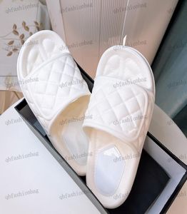 Klassieke designer dames sandalen platform pantoffels plat flop flops snoep kleur bubbel schoenen metaal alfabet gesp buitspool flat8889706