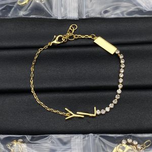 Pulsera de diseño de letras clásicas para mujer, pulsera con dijes de diamantes, elegante pulsera plateada de oro y plata, joyería de moda de metal para fiesta de señora zh187 E4