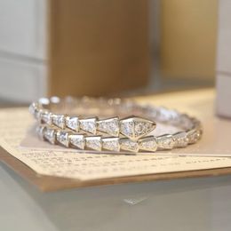 Diamante clásico Carta hueco Cuelga Pulsera dura Piedra Diseñador de lujo joyería Bijoux para dama Famoso banquete de boda con caja PS4919