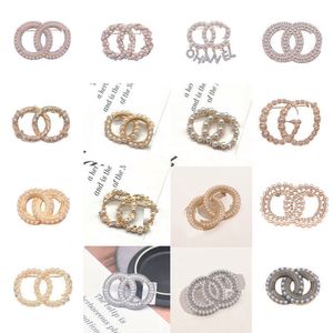 Clásico letras dobles Crystal Pearl Pin Broches Diseñador de lujo Hombres Mujeres Joyería chapada en oro y plata para traje Vestido Cabo Hebilla Pins Regalo de fiesta al por mayor