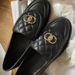 Klassieke kledingschoenen Gewatteerde kanalen Loafers 100% echt leer Damesloafers Platte schoenen Lamsleer gewatteerd met gouden hardware Luxe designerplatform Hoge kwaliteit