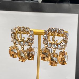 Le créateur de boucles d'oreilles classiques conçoit des clous pour femmes, des bijoux en or à la mode et luxueux, des bijoux, des bijoux de fête, des bijoux de mariage, une boîte cadeau