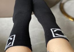 Chaussettes en coton élastique classiques pour femmes créatrices de mode automne pour femmes hiver filles Hosierys streetwear sport sock 9013255