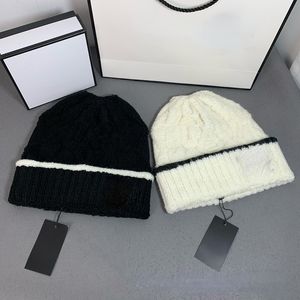 Classique Brodé Floral Tricoté Chapeau Casual Femmes Chapeau De Laine Hiver Chaud Bonnet / Crâne Caps Mode Rue Chapeaux Chapeau Noir Blanc