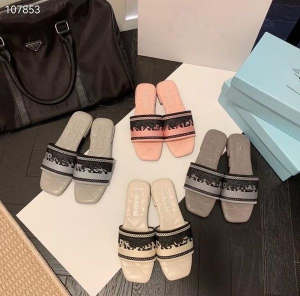 Zapatillas clásicas con letras bordadas Chanclas de lona Ropa exterior Sandalias de color caramelo de fondo plano Sandalias perezosas Chanclas para mujer Zapatos de playa de verano antideslizantes