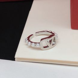 Классический вечный дизайнерский дизайн Удивительное кольцо для мужчин и женщин Обручальное ювелирное кольцо Элегантный и роскошный подарок на день Святого Валентина Подарочная коробка на годовщину