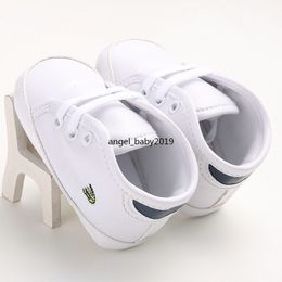 Zapatos clásicos de moda para bebés, zapatos informales para niños y niñas, zapatos de bautismo de fondo suave, zapatillas de deporte para estudiantes de primer año, cómodos primeros zapatos para caminar