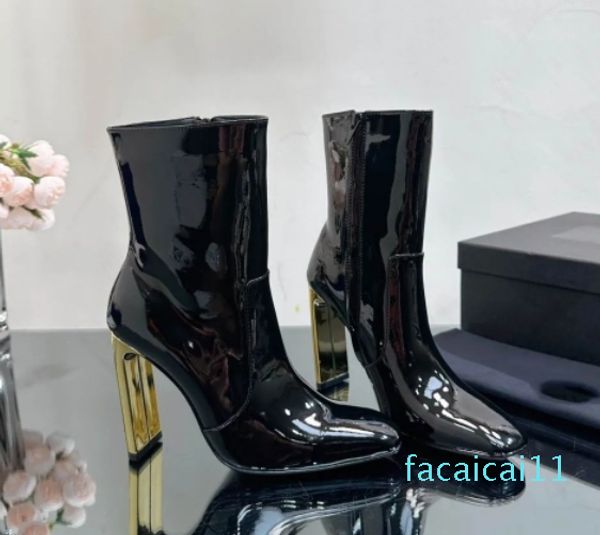 bottes de mode classiques pour femmes, nouvelles bottes courtes à talons épais en métal pour l'automne et l'hiver, avec des talons dorés accrocheurs.