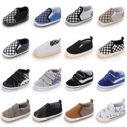 Classic Fashion Boys and Girls Flat Walking Shoes Canvas Nonslip para bebés nacidos El primer caminante 240425