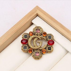 Classique Marque De Mode Designer Design Lettre Or Cryatal Broche Femmes Perle Strass Broche Costume Laple Pin Mode Bijoux Accessoires