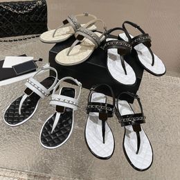 Boucle en cuir de mode classique Chaîne Tongs Sandales décontractées Chaussures plates Sandales de créateurs de luxe Femmes Chaussures de bureau de vacances