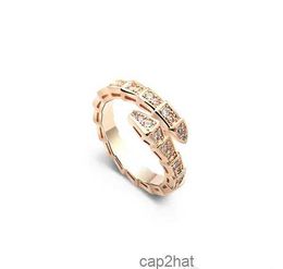 Bague de mode classique pour hommes et femmes avec la même largeur, luxe ouvert n'est pas facile à déformer Lady Agkistrodon os poli motif diamant complet cadeau de couple CNJJ