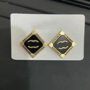 Klassieke modestijl Designer Stud Earrings Brief Letter Square oorbel voor vrouwen Juwelen Accessoire Hoogwaardige bruiloftgeschenken