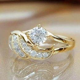 Anelli da donna classici di moda Anello in zircone bianco color oro in metallo per donna Anello da proposta per ragazza sposa romantica Regalo di gioielli da sposa