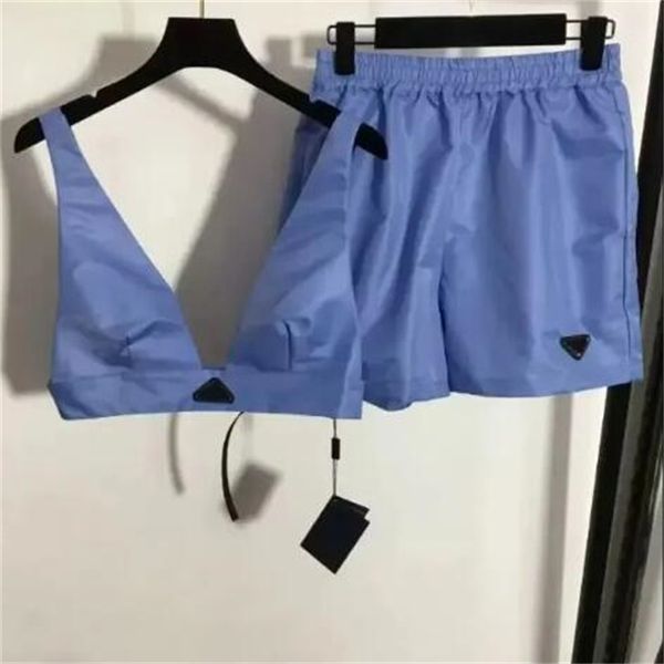 Moda clásica Trajes de mujer Marca de dos piezas Diseñador Tanques Pantalones Conjuntos Triángulo Metal Letra V Cuello Sin mangas Tops Chaleco Conjunto corto