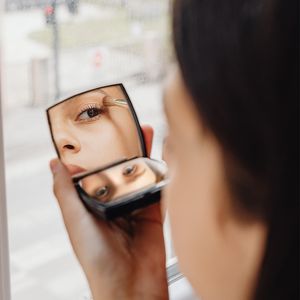 Rétroviseurs Double Face Pliants Classiques 6.7cm Portable Hd Maquillage Et Mini Miroir Loupe Avec Sac En Flanelle Boîte Cadeau Au Détail