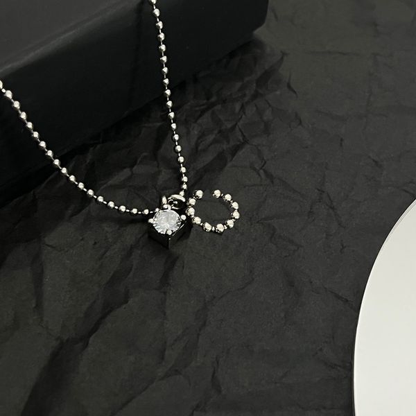 Collier de créateur de marque de bijoux français classique Femmes Luxurious Retro Double Letter Pendentif Pendentif incrusté carré strass de cuivres MATÉRIAUX MATÉRA