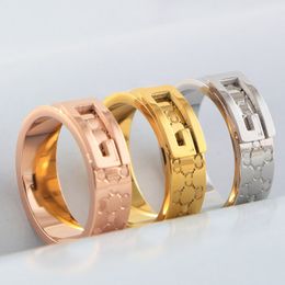 Klassieke Volledige Brief Gedrukte Ringen Vrouwen Band Ring Met Postzegels Titanium Staal Rose Gouden Ring Paar Sieraden Groothandel