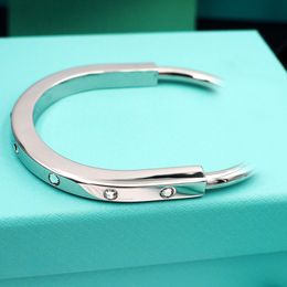 Klassieke gouden armband Designer Diamond Woman Bangle Lock Titanium stalen bedelarmbanden 18k vergulde sieraden Bruiloftscadeaus