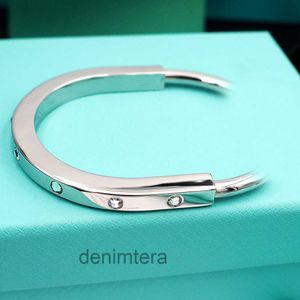 Bracelet en or classique Designer diamant femme bracelet serrure titane acier bracelets de charme 18k plaqué bijoux cadeaux de fête de mariage 4BPT