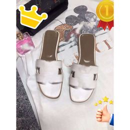 Zapatillas planas de tacón clásico para playa, verano, diseño perezoso, moda de dibujos animados, chanclas de cabeza grande de cuero