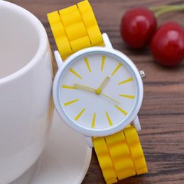 Klassieke hete verkopende ultradunne siliconen horloges Schoolmeisjeshorloges Genève Jelly Quartz horloge Dameshorloges Groothandel