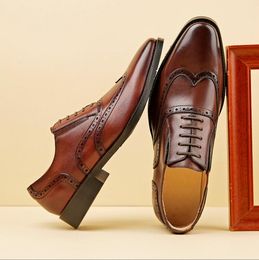 Klassieke Italiaanse stijl Mens Derby Formele schoenen Carrière Kantoor Leer schoenen Pointy Toe Handgemaakte zakelijke trouwjurkschoenen mannen