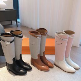 Bottes d'équitation classiques en cuir de saut au genou Knight Logo-onglet Bout rond Slip-on Chelsea Booties talons plats de luxe designer femmes chaussures de mode chaussures d'usine