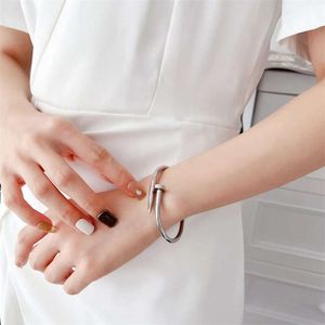 Bracelet à ongles sans diamant Kia Classic avec pièce à main de style Instagram en acier en acier en acier en acier en acier inédite ouvert ouvert