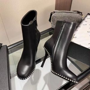 Klassieke kira met studs verfraaide kalfsleren enkellaarzen kristallen hoge stiletto hakken ronde neus laarsjes luxe ontwerpers damesmode schoenen fabrieksschoeisel