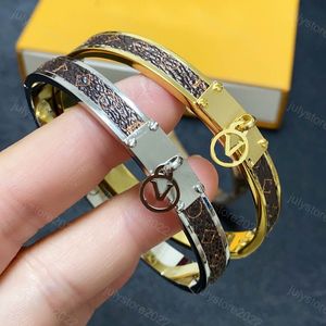 Klassieke lederen armbanden Designer voor dames Heren Sieraden Bloemen Bangle 18K verguld titanium staal V-hanger Liefhebbers cadeau Polsbandje Manchetketting Verjaardagscadeaudoos