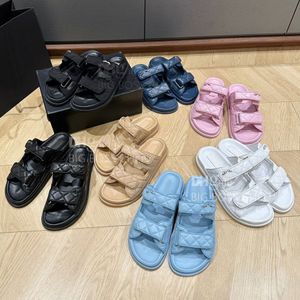 Klassieke lederen platte pantoffels Sandaal slides dames open teen Slipper met briefgesp Strandschoenen Luxe designer slides pantoffels voor dames Vakantie Vakantieschoenen