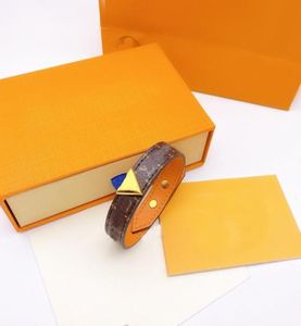 Pulsera clásica de cuero en forma de V para hombre, preferida a la moda con embalaje naranja 9250896