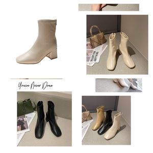 Boots de lettre classique Designer Winter Talon grossier Femmes Chaussures Cuir Flamingos Love ARROW Médaille de désert Lacet Up Up Lady épais talons hauts grands