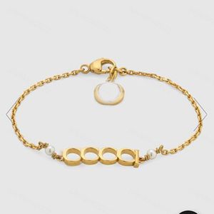 Pulseras de letras clásicas Diseñador para mujeres Joyería para hombre Brazalete de perlas Chapado en oro de 18 quilates Colgante de acero inoxidable Amantes Regalo Pulsera Brazalete Cadena Regalo de cumpleaños con caja