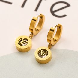 Klassieke letter Charm oorbellen