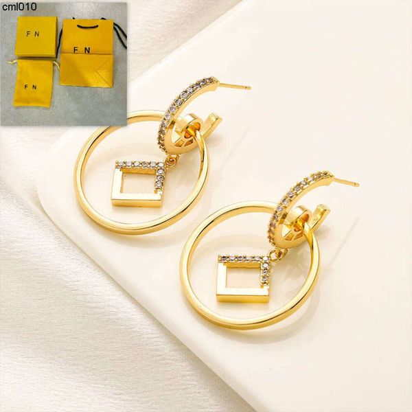 Clip de lettre classique Nouveau charme de charme d'or Cadeau de style créateur de style concepteur Famille Famille et Coupages Cadeaux Boucles d'oreilles Boutique Jewelry XHS6