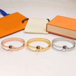 Letra clásica Cadena de trébol Charmetas brazalete de brazalete de lujo pulseras mujeres elegante pulsera de pulsera oro plateado joyas de moda de acero inoxidable plateado